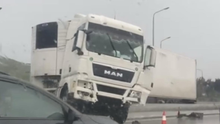 Νταλίκα προσέκρουσε σε νησίδα στο Δερβένι – Πέρασε και στο αντίθετο ρεύμα