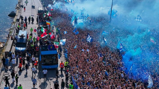 Πανζουρλισμός στη Νάπολι για τους πρωταθλητές-Χιλιάδες στους δρόμους για τη μεγάλη παρέλαση