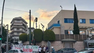 Μέλη του Ρουβίκωνα πέταξαν τρικάκια έξω από την πρεσβεία του Ισραήλ