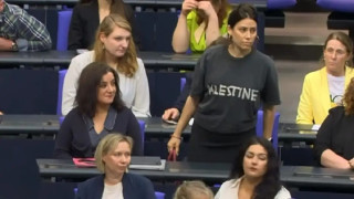 Η πρόεδρος της Bundestag απέβαλε βουλευτή που φορούσε μπλούζα με τη λέξη «Παλαιστίνη»