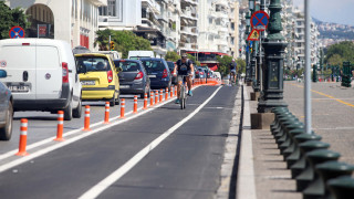 Θεσσαλονίκη: Όχημα «καρφώθηκε» σε κολόνα δίπλα από παιδιά