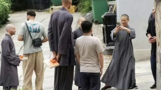 Γουεμπανιάμα: Με ξυρισμένο κεφάλι και ρούχα μοναχού σε ναό Σαολίν!