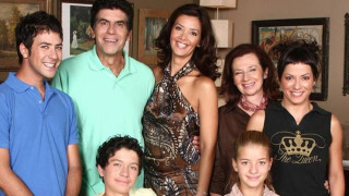 «Ευτυχισμένοι Μαζί»: Ποιος ηθοποιός της σειράς δουλεύει ως σερβιτόρος