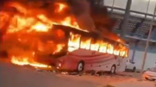 Εικόνες χάους στη Λιβύη: Ντου οπαδών και πυρπόληση λεωφορείου! (vids)