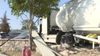 Βυτιοφόρο καρφώθηκε σε μάντρα αυτοκινήτων! Δείτε VIDEO