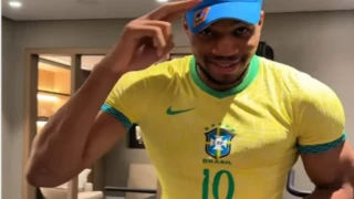 Αντετοκούνμπο: Πήρε φανέλα δώρο από τον Βινίσιους αλλά του ήταν... βαπτιστική (vid)