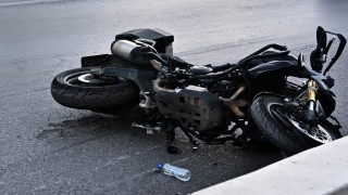 Χαλκιδική-Σφοδρή σύγκρουση ΙΧ με μηχανή: Μία νεκρή και ένας τραυματίας