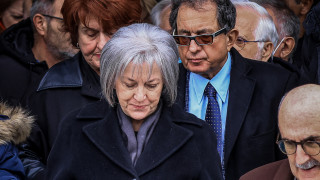 Το σπαρακτικό «αντίο» της μητέρας του Βασίλη Καλογήρου: «Φεύγω με ένα παιδί-θυσία μέσα στο μνήμα»