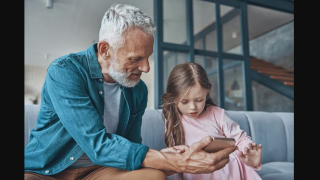 Όλο και περισσότεροι γίνονται μπαμπάδες μετά τα 60