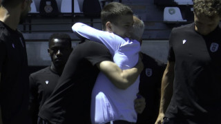 Η θερμή αγκαλιά του Ιβάν Σαββίδη στον Κωνσταντέλια