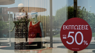 Ανοιχτά καταστήματα την Κυριακή – Μέχρι πότε θα διαρκέσουν οι εκπτώσεις