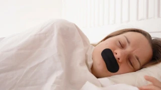 Ταινία στο στόμα: Βοηθά στον καλύτερο ύπνο;