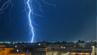 Έντονη βροχόπτωση στη Θεσσαλονίκη: «Ποτάμια» οι δρόμοι από την ξαφνική μπόρα