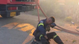 Συγκλονιστική στιγμή στο Κρυονέρι: Εθελοντής πυροσβέστης καταρρέει εν ώρα μάχης με τις φλόγες