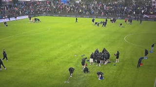 Σπάνια στιγμή: Οπαδοί μπήκαν στον αγωνιστικό χώρο για να τον καθαρίσουν!