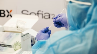 Κορωνοϊός: Ποιες είναι οι νέες παραλλαγές που «σαρώνουν» το καλοκαίρι