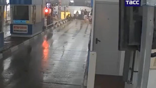 Ρωσία: Τρομακτικό τροχαίο με λεωφορείο σε σταθμό διοδίων (vid)