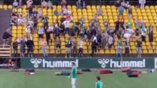 Ζήτησαν την απομάκρυνση του προπονητή πετώντας... βαλίτσες (vid)