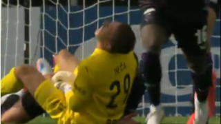 Σλάβια Πράγας - Σλοβάτσκο: Χτύπημα στα γεννητικά όργανα και... πέναλτι στο 90+10'