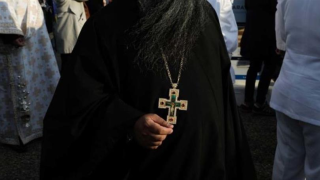 Έβρεξε...σουβλάκια σε παπά λόγω ερωτικής ζήλιας