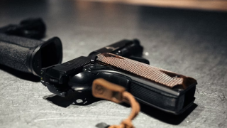 «Φαρ Ουέστ» στον Ασπρόπυργο: Ρομά «γάζωσαν» σπίτια και επιχειρήσεις-Επέμβαση της ΕΛ.ΑΣ. και συλλήψεις