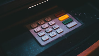 Τράπεζες-ΑΤΜ: Τέλος οι χρεώσεις για αναλήψεις μετρητών-Τι αλλάζει από τη Δευτέρα (11/8)