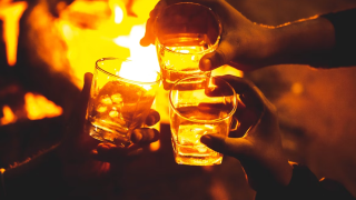 Θεσσαλονίκη: Χειροπέδες σε δύο άτομα για κατανάλωση αλκοόλ από ανήλικους