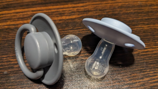 Παγκόσμιο trend η πιπίλα: Τη χρησιμοποιούν ενήλικες...κατά του άγχους