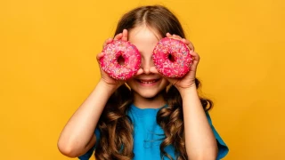 Ποια επικίνδυνα τρόφιμα υπερκαταναλώνουν παιδιά και έφηβοι