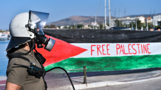 Βόλος: Κρότου λάμψης από τα ΜΑΤ στο λιμάνι στην άφιξη πλοίου με Ισραηλινούς