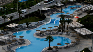 ΧΑΜΟΣ σε ξενοδοχείο στην Κρήτη: Κατήγγειλαν τουρίστρια ότι αφόδευσε στην πισίνα!