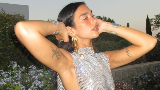 Γιορτάζει και φωτογραφίζεται χωρίς εσώρουχα η Dua Lipa