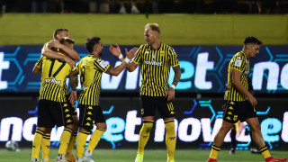 Ο θίασος άλλαξε, αλλά το χειροκρότημα καθυστερεί