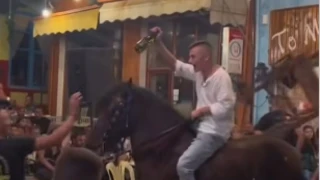 Λέσβος: Ντροπιαστικές εικόνες σε γλέντι-Έβαλαν άλογο να «χορέψει» (vid)