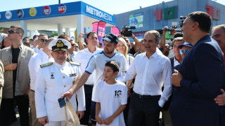 ΔΕΘ-Μητσοτάκης: Η φανέλα της Εθνικής και η ατάκα του Κικίλια