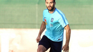 Ο Σκίμπε         δίνει το   περιβραχιόνιο στον Τζιόλη