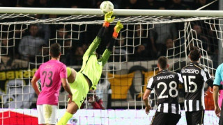 Ας       χτίσει    σε     αυτό           το     γκολ