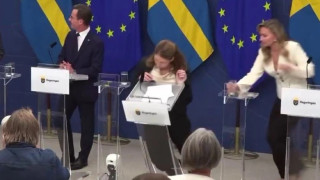 Βίντεο-ΣΟΚ: Υπουργός καταρρέει on air στην πρώτη της συνέντευξη Τύπου