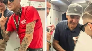 Στην ίδια πτήση Μητσοτάκης και Trannos: Ο ένας με καπέλο, ο άλλος με γυαλιά