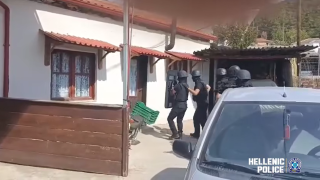 Θεσσαλονίκη: On camera σύλληψη 62χρονου-«Κάτσε κάτω»