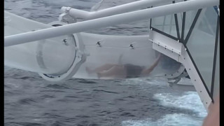 Κόλλησε μέσα σε νεροτσουλήθρα 30 μέτρα πάνω από την επιφάνεια της θάλασσας!