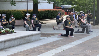 Τους απέλυσαν από το FBI επειδή... γονάτισαν!