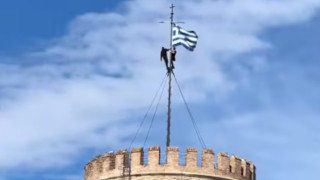 Θεσσαλονίκη-Απίστευτες εικόνες: Σκαρφάλωσαν στο υψηλότερο σημείο του Λευκού Πύργου