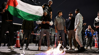 Επεισόδια στην πορεία για τη Γάζα: Φωτοβολίδες και χημικά έξω από την πρεσβεία του Ισραήλ