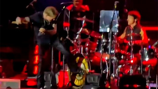 Τρελάθηκε on stage o Axl Rose: Πέταξε μικρόφωνο και κλώτσησε τα ντραμς