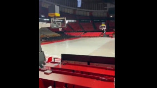 ΣΕΦ: Άπλωσαν μουσαμάδες για να προστατέψουν το παρκέ από τη βροχή