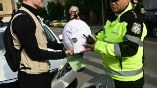 Αθήνα: Η τροχαία... μοίρασε κλήσεις και κράνη