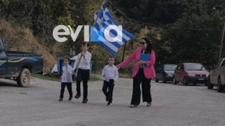 Κάρυστος: Δύο μαθητές Δημοτικού έκαναν παρέλαση σε χωριό