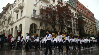 Θεσσαλονίκη: Με καταρρακτώδη βροχή παρέλασαν οι μαθητές