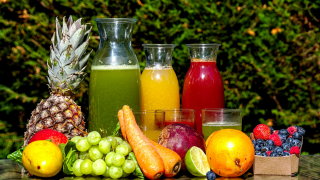 5 λόγοι για να πίνουμε αυτό το πανίσχυρο «σφηνάκι» ευεξίας κάθε μέρα